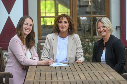 3 Standesbeamtinnen am Tisch Schloss Walbeck